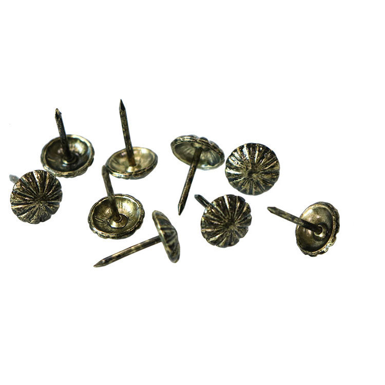 Alak&iacute;tsa &aacute;t b&uacute;tor&aacute;t szirmokkal – vasb&oacute;l k&eacute;sz&uuml;lt dekorat&iacute;v sz&ouml;gek