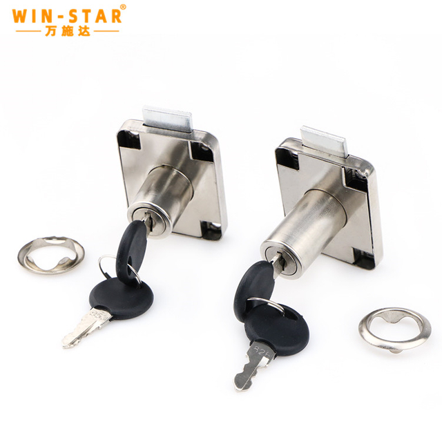 Poniklovan&yacute; železn&yacute; materi&aacute;l 139-22 Z&aacute;mky z&aacute;suvek se dvěma plastov&yacute;mi kl&iacute;či